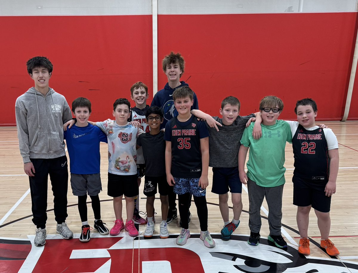 EPeagleshoops's tweet image. Building the future of EP hoops 🤝
Our Varsity &amp;amp; JV players out giving back with EPBBA, strengthening the connection from youth to high school. #OneProgram