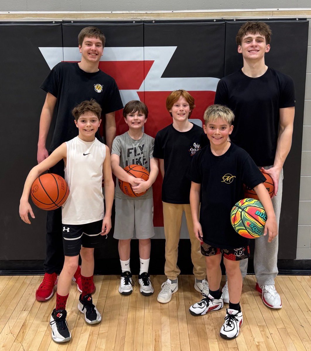 EPeagleshoops's tweet image. Building the future of EP hoops 🤝
Our Varsity &amp;amp; JV players out giving back with EPBBA, strengthening the connection from youth to high school. #OneProgram