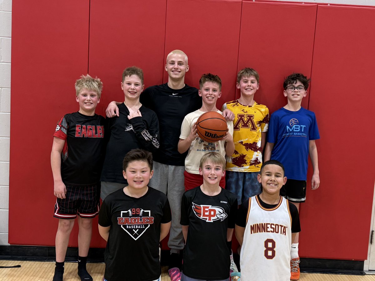 EPeagleshoops's tweet image. Building the future of EP hoops 🤝
Our Varsity &amp;amp; JV players out giving back with EPBBA, strengthening the connection from youth to high school. #OneProgram