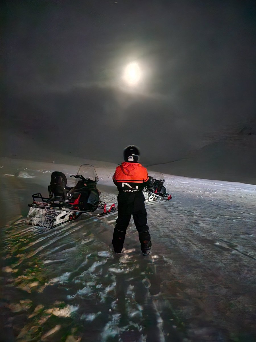 Upintheair380's tweet photo. The Northern Lights! The first time I saw them was from the window of an aircraft overflying the Arctic Circle.
However nothing like seeing them from the ground up, from the Paris of the North - Tromso, Norway! Bucket List ✅ #Avgeek #snowmobiling #husky #Bucketlist @ThePointsCode