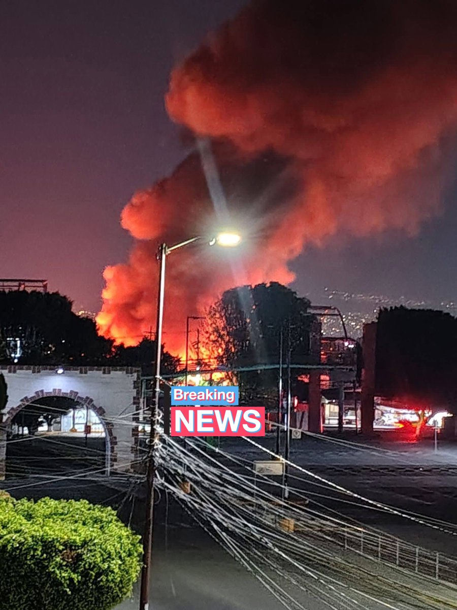 HalconOnce's tweet photo. Se incendia la #CentralDeAbastos de #Ayotla en #Ixtapaluca durante la madrugada.
Las llamas consumieron varios locales y el humo se veía a distancia. #Bomberos trabajaron por horas para sofocar el fuego.
Saldo preliminar: fuertes pérdidas materiales.
Sin personas lesionadas.
Autoridades ya investigan las causas.