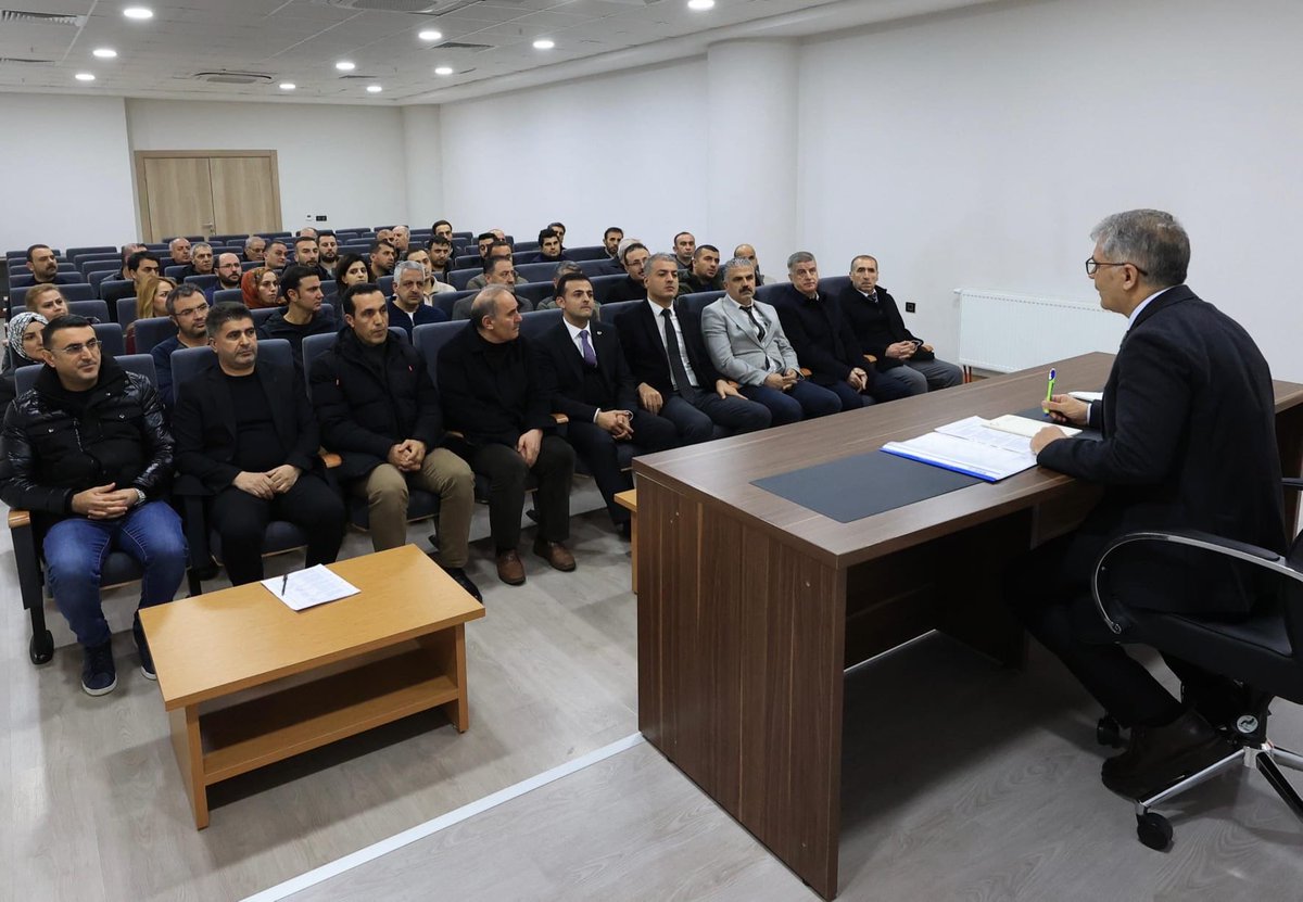bingolvaliligi's tweet photo. Valimiz Sayın Cahit Çelik, İl Özel İdaresi’nde çalışan mühendis ve teknik personelle bir araya geldi.

Toplantıda, yürütülen iş ve işlemlerin teknik açıdan azami hassasiyetle takip edilmesi ve her aşamada kamunun menfaatinin gözetilmesi gerektiğini vurgulayan Vali Çelik, teknik ekipten daha dikkatli, titiz ve örnek nitelikte çalışmalar ortaya koymalarını istedi.

“Kamu kaynaklarının etkin ve verimli kullanımı, ilimizin kalkınmasında en temel unsurdur. Bu sorumluluğu en iyi şekilde yerine getirmek için hep birlikte azami gayret göstermeliyiz.” ifadelerini kullanan Vali Çelik, tüm personele çalışmalarında kolaylıklar diledi.
@celikcahit