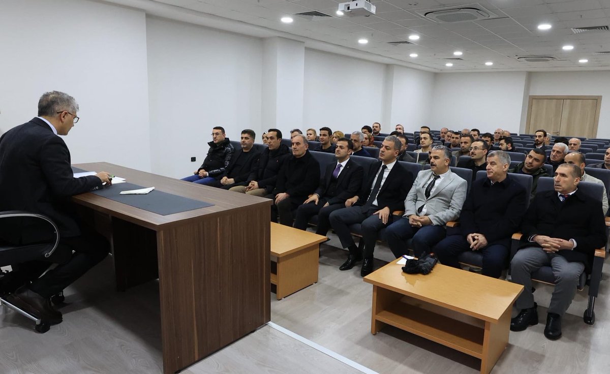 bingolvaliligi's tweet photo. Valimiz Sayın Cahit Çelik, İl Özel İdaresi’nde çalışan mühendis ve teknik personelle bir araya geldi.

Toplantıda, yürütülen iş ve işlemlerin teknik açıdan azami hassasiyetle takip edilmesi ve her aşamada kamunun menfaatinin gözetilmesi gerektiğini vurgulayan Vali Çelik, teknik ekipten daha dikkatli, titiz ve örnek nitelikte çalışmalar ortaya koymalarını istedi.

“Kamu kaynaklarının etkin ve verimli kullanımı, ilimizin kalkınmasında en temel unsurdur. Bu sorumluluğu en iyi şekilde yerine getirmek için hep birlikte azami gayret göstermeliyiz.” ifadelerini kullanan Vali Çelik, tüm personele çalışmalarında kolaylıklar diledi.
@celikcahit