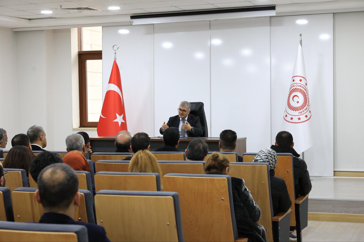 bingolvaliligi's tweet photo. Valimiz Sayın Cahit Çelik, İl Özel İdaresi’nde çalışan mühendis ve teknik personelle bir araya geldi.

Toplantıda, yürütülen iş ve işlemlerin teknik açıdan azami hassasiyetle takip edilmesi ve her aşamada kamunun menfaatinin gözetilmesi gerektiğini vurgulayan Vali Çelik, teknik ekipten daha dikkatli, titiz ve örnek nitelikte çalışmalar ortaya koymalarını istedi.

“Kamu kaynaklarının etkin ve verimli kullanımı, ilimizin kalkınmasında en temel unsurdur. Bu sorumluluğu en iyi şekilde yerine getirmek için hep birlikte azami gayret göstermeliyiz.” ifadelerini kullanan Vali Çelik, tüm personele çalışmalarında kolaylıklar diledi.
@celikcahit