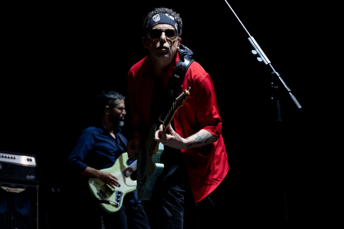 EL ROCK SIGUE VIGENTE

Andrés "Andrelo" "Ezra" "Pound" Calamaro agotó un Movistar Arena en 2 horas 👀