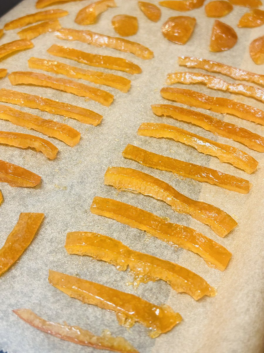 yotuba_kitchen's tweet photo. 国産レモンを10日間ゆっくりじっくり煮込みました。
これから乾燥させていきます🍋✨

#お菓子作り
#お菓子作り好きな人と繋がりたい https://t.co/vioW9sgvnf