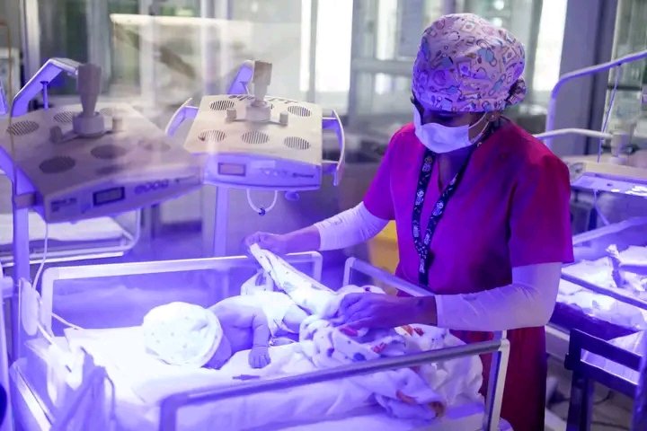 🫶 Los profesionales de la salud tienen un ❤️ gigante!!  
💯 La especialidad de "Neonatologia" requiere una preparación académica superior y una formación permanente!! sumado a un amor maternal, bondad y corazón infinito.
Mi respeto y admiración!
#LaHabanaEsSalud