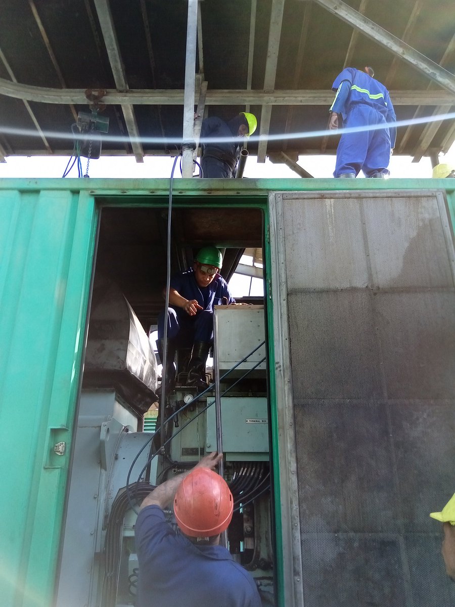 empresa_isla's tweet photo. Se trabaja en los últimos detalles del mantenimiento capital de la máquina Hyundai 1, por los trabajadores de la brigada nacional de la EMGEF. #loquenosUNEcompromiso https://t.co/00Za7bKLSf