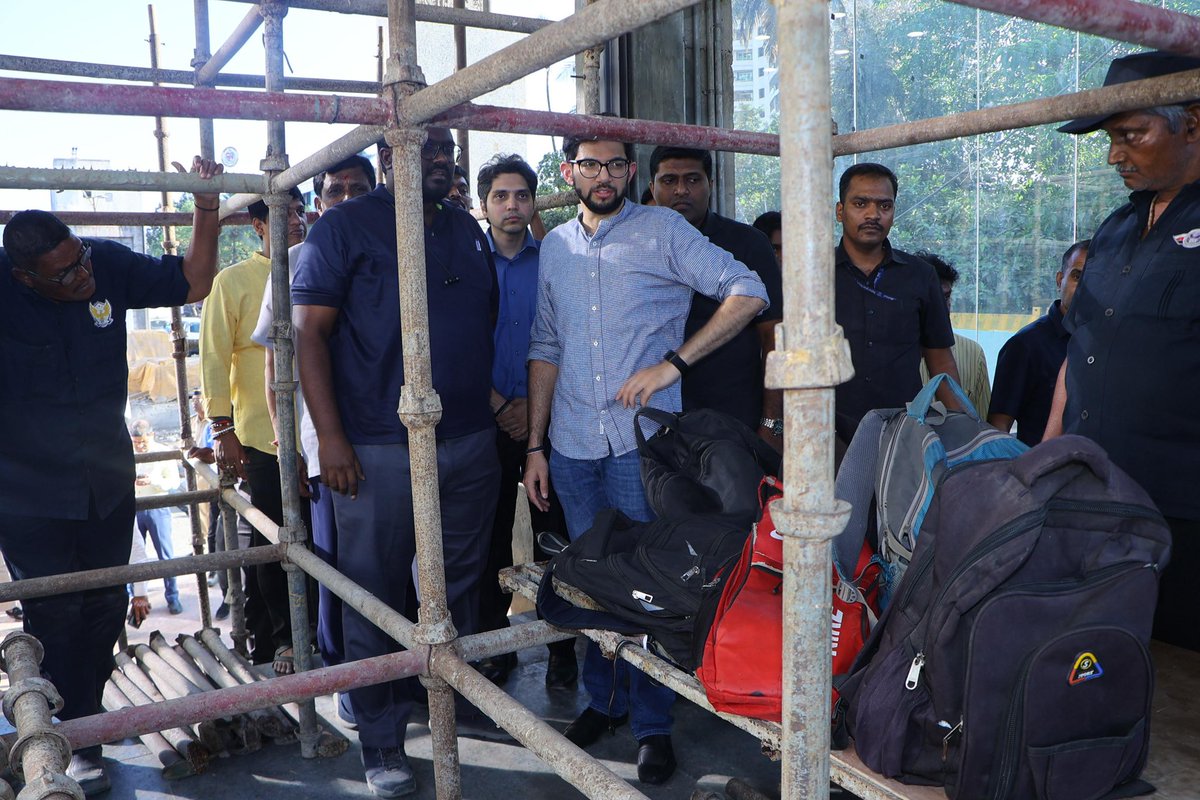 AUThackeray's tweet photo. आज डॉ. ई. मोझेस रोडवरील मेट्रो परिसरातील रस्त्याच्या कामकाजाची पाहणी मुंबई महानगरपालिका आणि मेट्रोच्या अधिकाऱ्यांसह केली. ह्यावेळी संबंधित अधिकाऱ्यांकडून कामातील अडचणी जाणून घेतल्या आणि जलदगतीने काम सुरु ठेवण्याच्या देखील सूचना दिल्या. https://t.co/rP2DnSH1wr