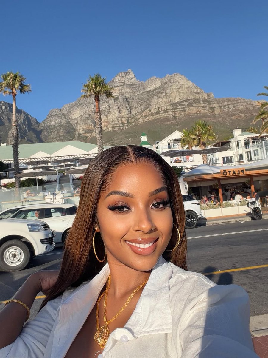 Sandile_Mbathar's tweet image. Coz Cape Sun always gets to kiss me first 🙈🤍