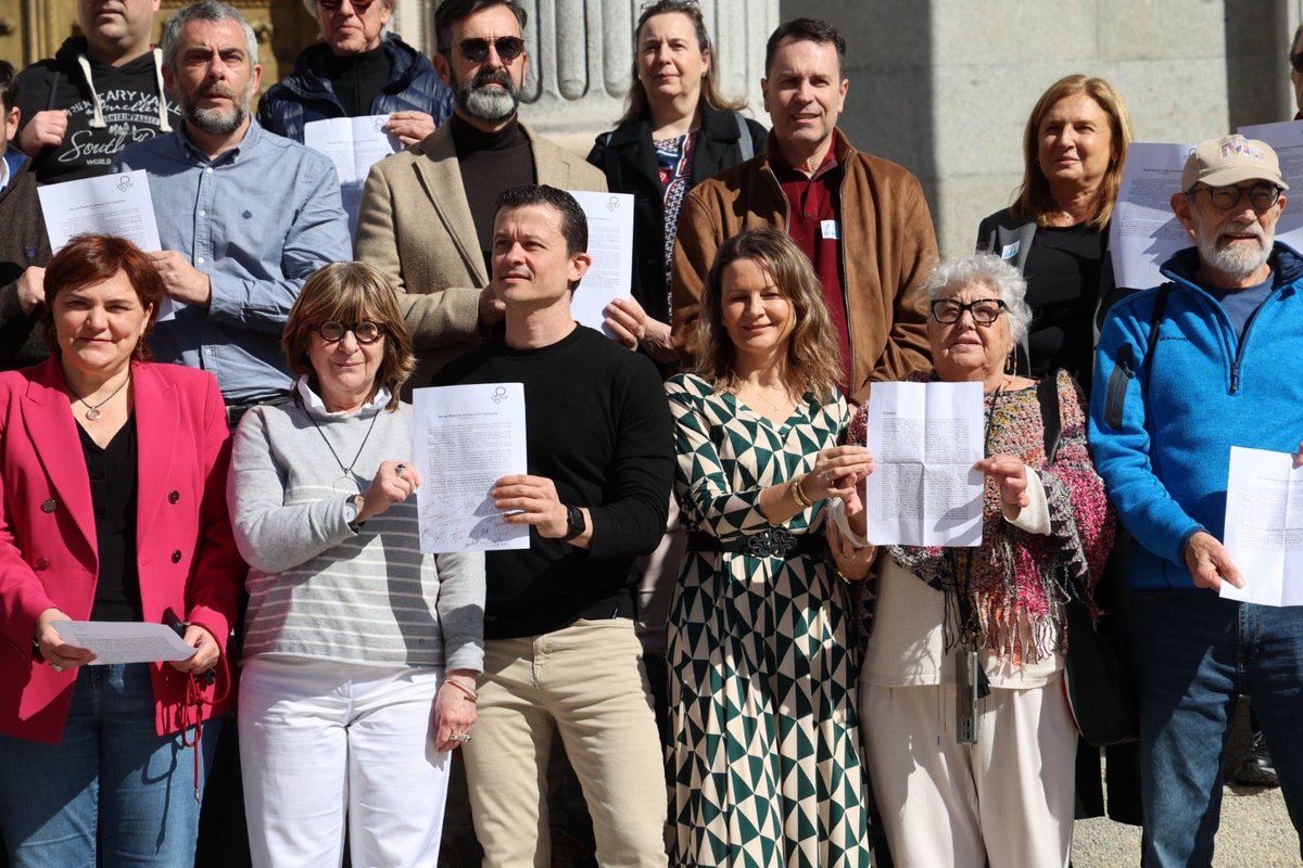 gpscongreso's tweet photo. La plataforma por el Blindaje de las pensiones en la Constitución (MERP) ha entregado a las y los diputados socialistas su manifiesto, presentado hoy en el Ateneo con la firma de 100 juristas, en el que exigen incluir la protección de las pensiones como un derecho fundamental. https://t.co/ZcjmlNJWs7