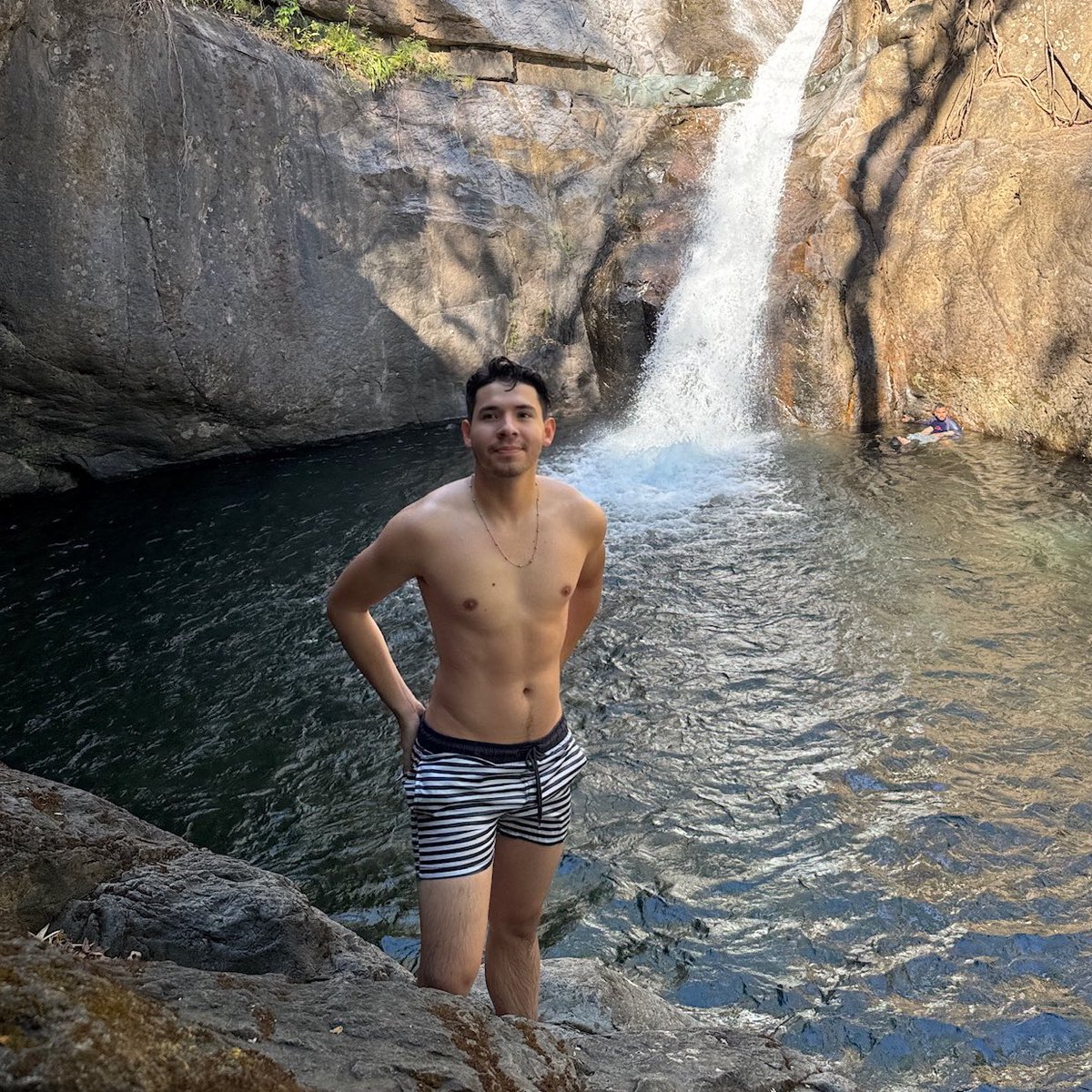 Invítenme a más cascadas, que yo no lo pienso dos veces. 🌊 Siempre listo para cambiar rutina por naturaleza, ruido por agua cayendo y estrés por paz. Donde sea que se encuentren, ahí quiero estar. ☀️🌴🦜