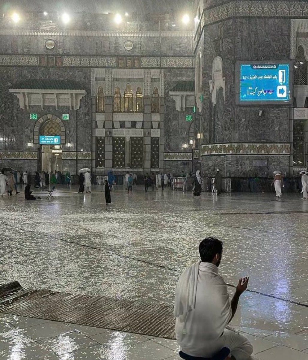 Uhd's tweet photo. يارب ترزقنا بـالعمره مع هالاجواء ❤️❤️❤️ https://t.co/fWTL8Dm6nR