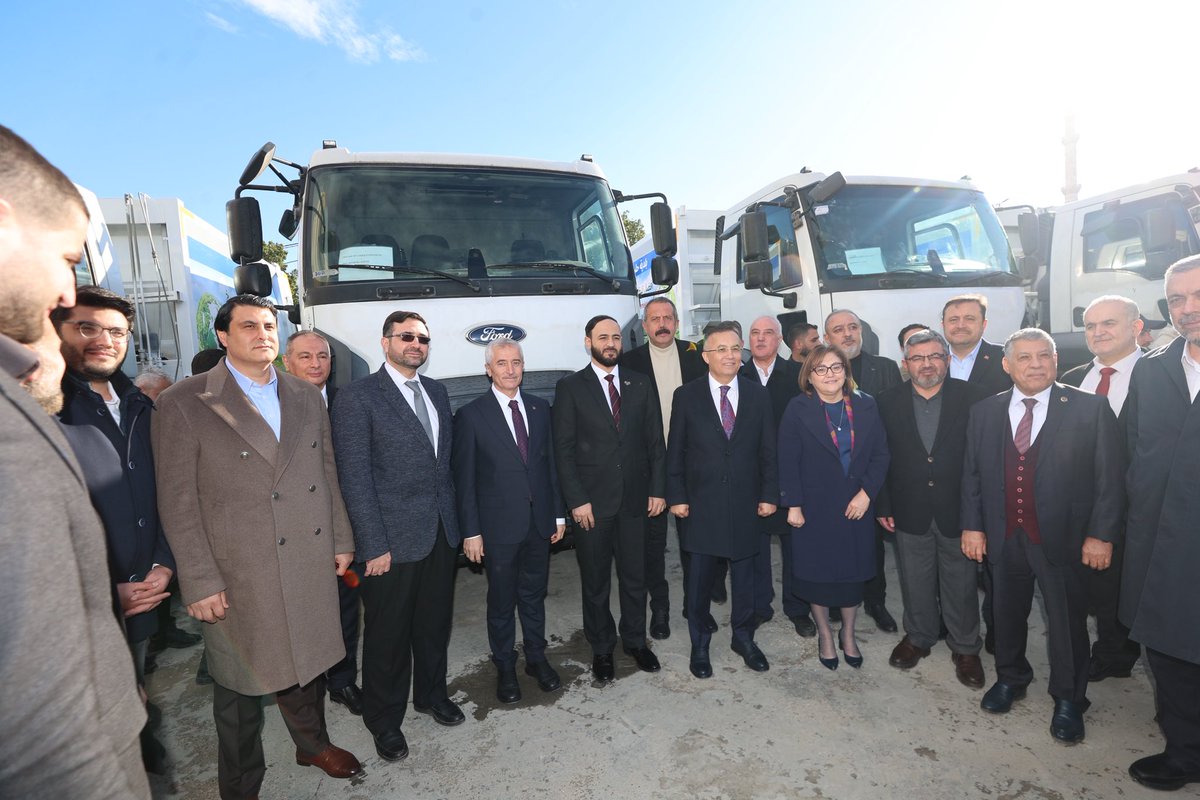 Şahinbey Belediyemiz ile Halep Valiliği arasında, sosyal belediyecilik anlayışı çerçevesinde iş birliği protokolü imzaladık.

Bu protokol doğrultusunda; Halep Belediyesine 5 adet çöp kamyonu, 750 adet çöp konteyneri, 230 dönüm alanda park yapımı ile şeritli yol soğuk çizgi boyası
