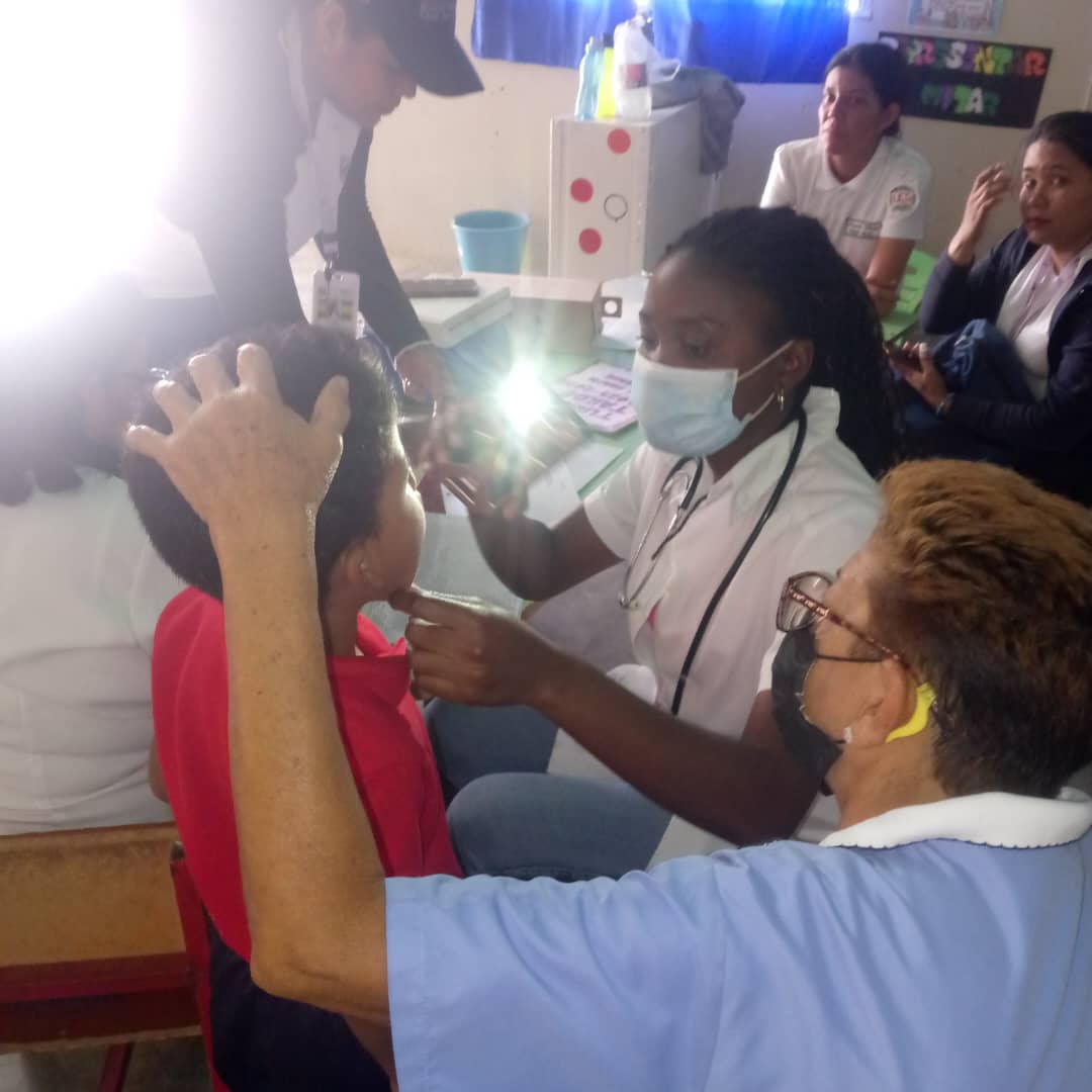 La medicina preventiva es el pilar de nuestra misión. Desde el ASIC Antiguo Aeropuerto en #Anzoátegui, la Dra. Darianna Mandin lleva salud a las escuelas con charlas sobre vacunación y desparasitación. 🏫✨ ¡Cuidamos el futuro de la patria desde la infancia! #CubaPorLaVida