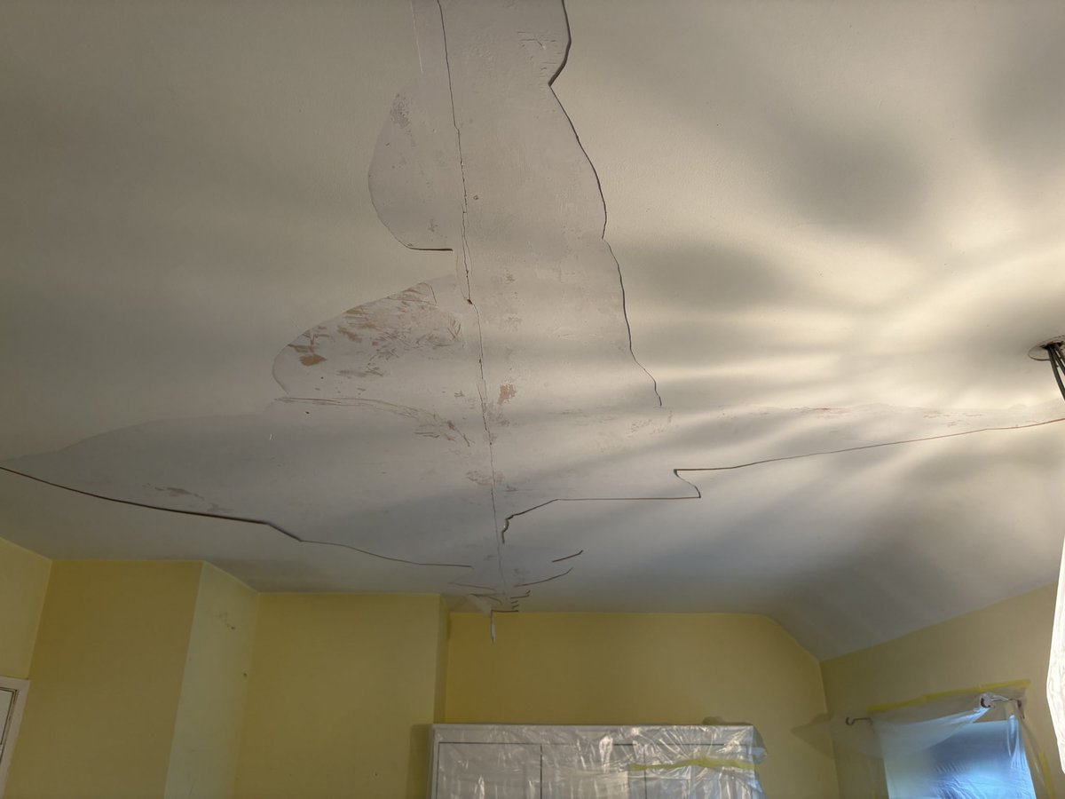 jpplastering_'s tweet photo. Preparation is key. Bedroom ceiling completed today. Failed plaster all scraped off sealed, primed and re plastered. https://t.co/hs77lSTugd