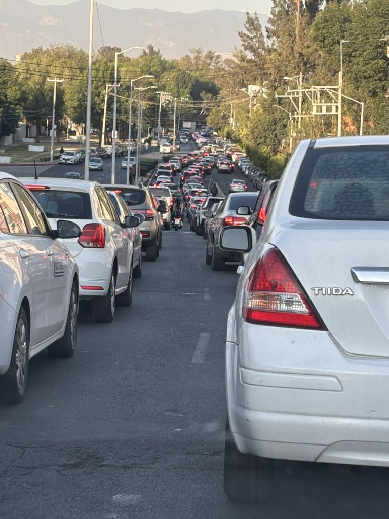 chema25da's tweet photo. @LaSEMOVI @VILLALVAZO13 
Los trabajadores de la Marina están exentos de multas o por qué no hacen nada !!?? Debido a estos coches mal estacionados es que se hacen el cuello de botella https://t.co/g2qFFdEca5