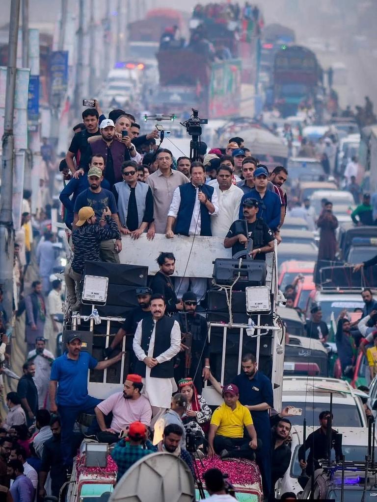 Monashezadi's tweet photo. اقتدار میں بیٹھے لوگوں کو اب سمجھنا ہو گا 
اگر یہ سب اُنکی مرضی سے ہو رہا ہے کل کو انکو بھی علاج مہیا نہیں۔ کیا جائے گا

#ImranKhanNotSafeInAdiala https://t.co/WIEevLhhob