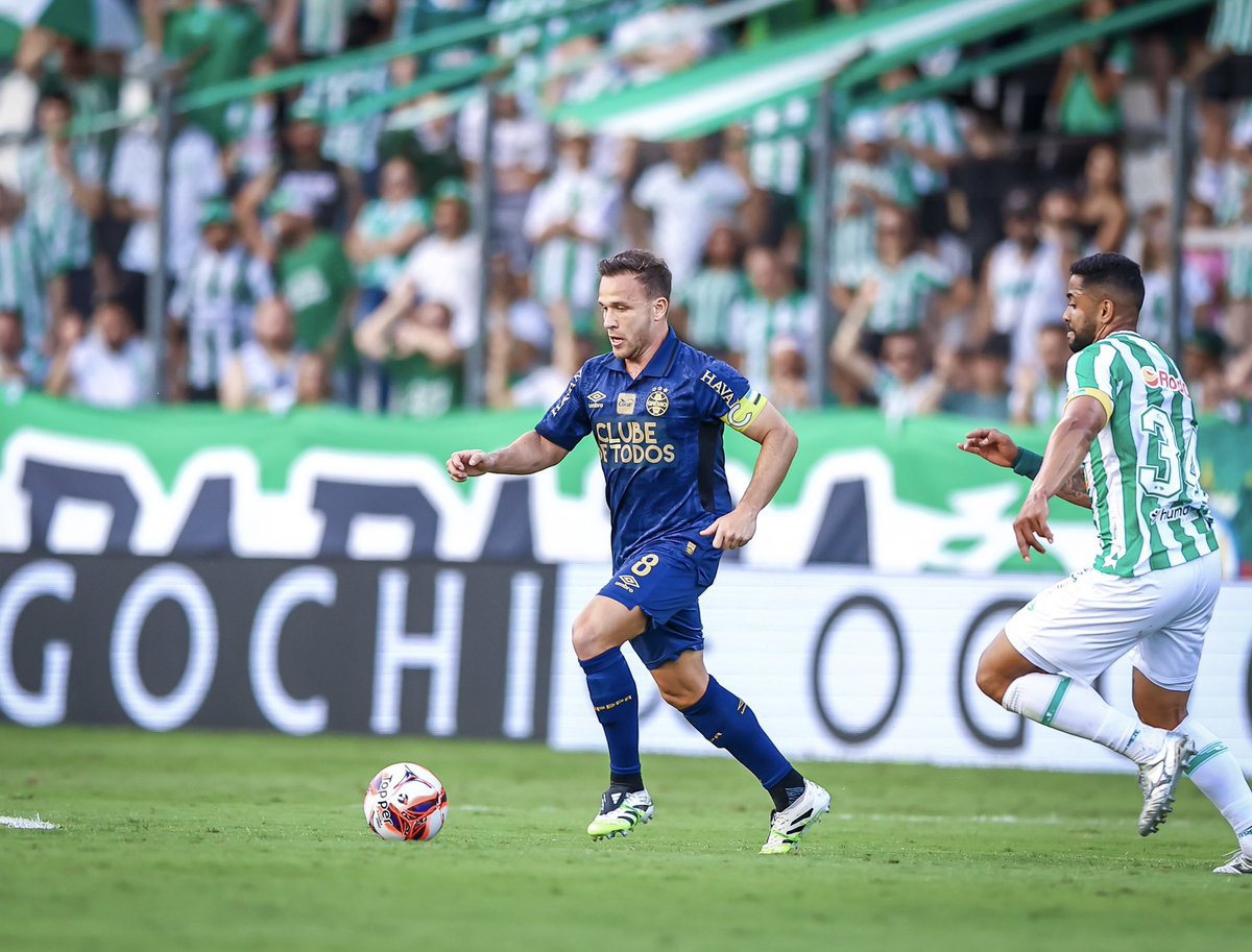#Grêmio | 🚨 TREINO: Preservado do jogo contra o Atlético-MG por conta de desconforto muscular, Arthur participou do treino desta quinta-feira.

O volante não preocupa para o clássico Grenal do próximo domingo.