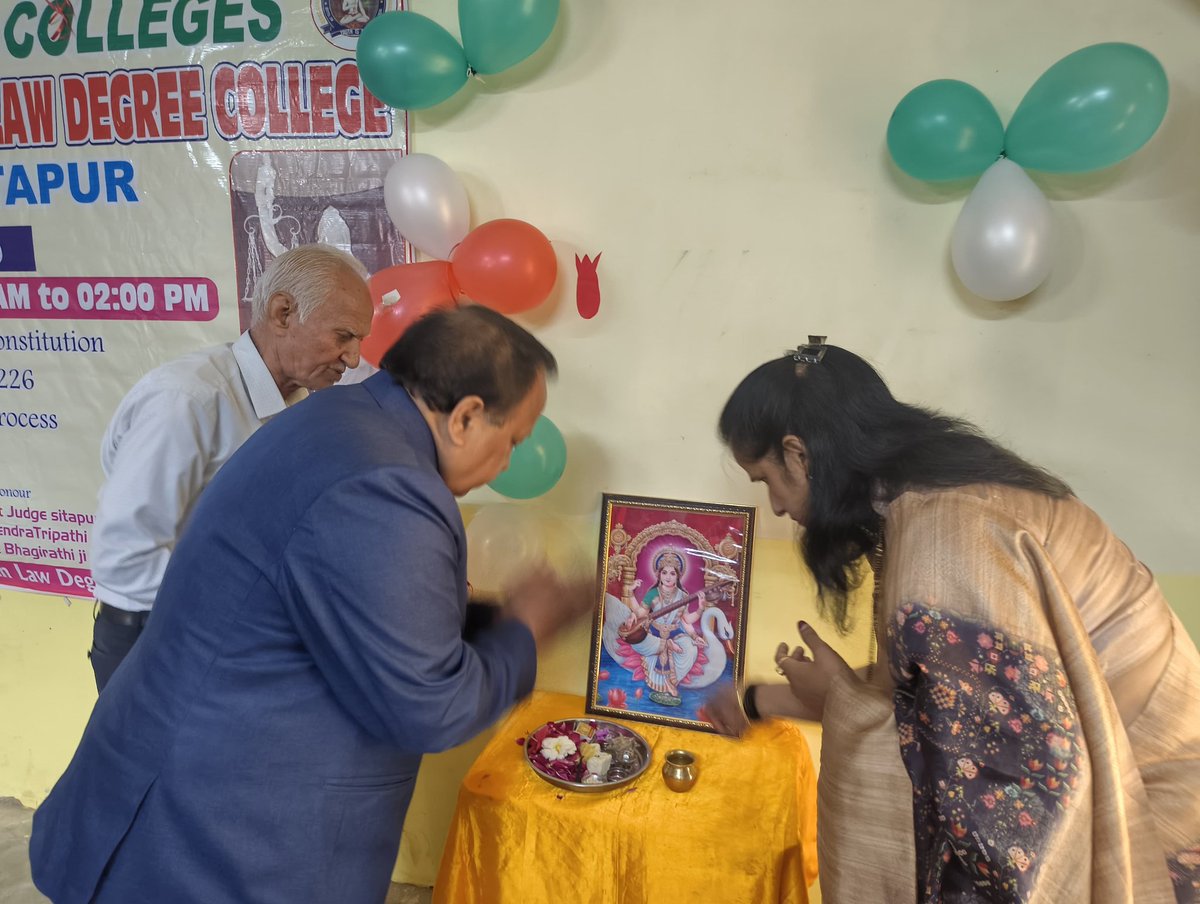 DRCPSINGH4's tweet photo. एस.सी.बी. लॉ डिग्री कॉलेज, मिश्रिख (सीतापुर) की विधि संगोष्ठी में Chief Guest के रूप में सहभागिता की।
अनुच्छेद 32 व 226 पर सार्थक चर्चा हुई। विद्यार्थियों से अपेक्षा है कि वे संविधान की मूल भावना के साथ न्याय व नैतिकता के पथ पर आगे बढ़ें।
आयोजन हेतु डॉ. रिंटू सिंह जी का धन्यवाद। https://t.co/7aO83AyQos