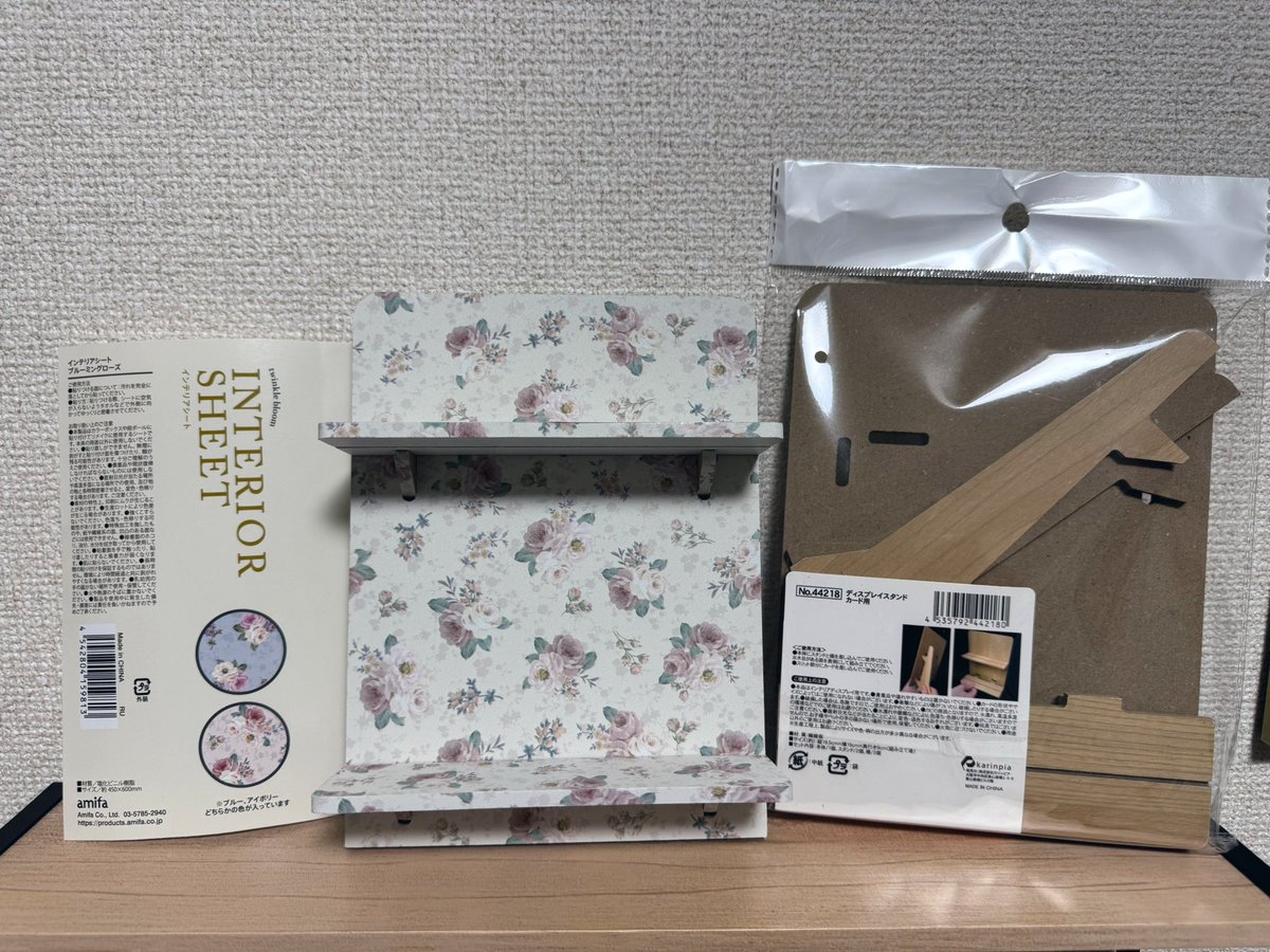 kamiyu145's tweet photo. 良いんですかセリアさん！！！
こんな素敵なディスプレイが100円(税抜)だなんて！！！リメイクシート貼って自分好みにもアレンジできる！！実質0円じゃないですか！！！2種類あったよ！ https://t.co/ALS7Yg4NVr