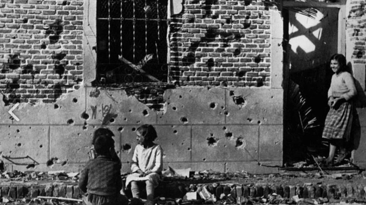 umh1843's tweet photo. Hallan la única copia contemporánea de la imagen que Robert Capa tomó de Peironcely 10
https://t.co/4mzfOWRDBI
Robert Capa: la mirada de la guerra en Madrid
https://t.co/Yxnn7MgWWz https://t.co/ErV13m1IK2