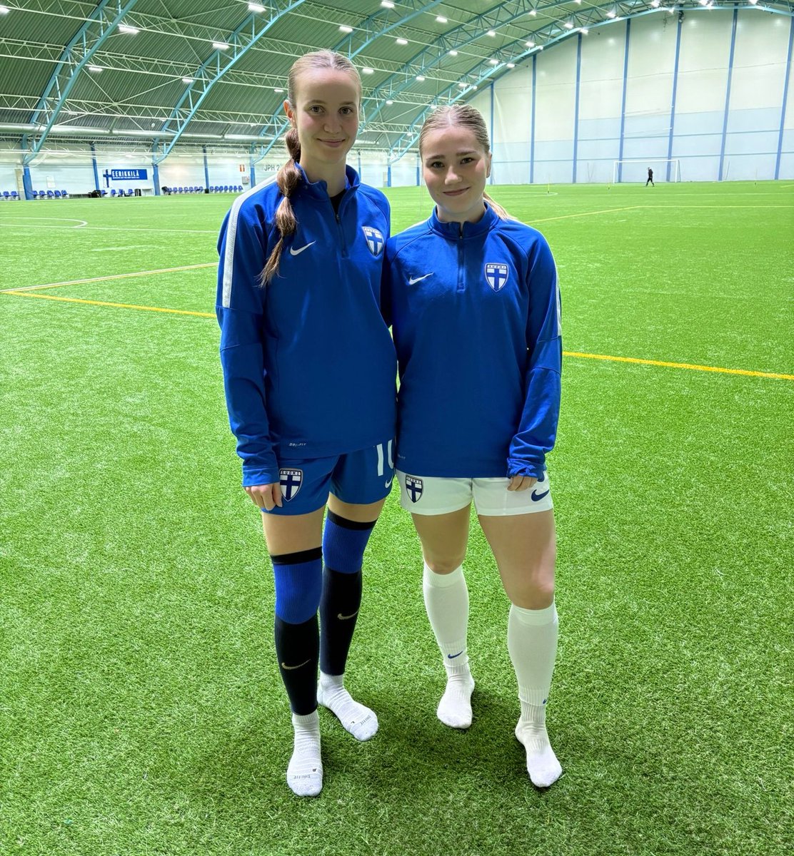 Terveisiä Eerikkilästä! 🇫🇮

Punamustien Wilma Forsblom ja Hilla Romppanen ovat viettäneet kuluvan viikon U23-maajoukkueen leirillä Eerikkilän urheiluopistolla.