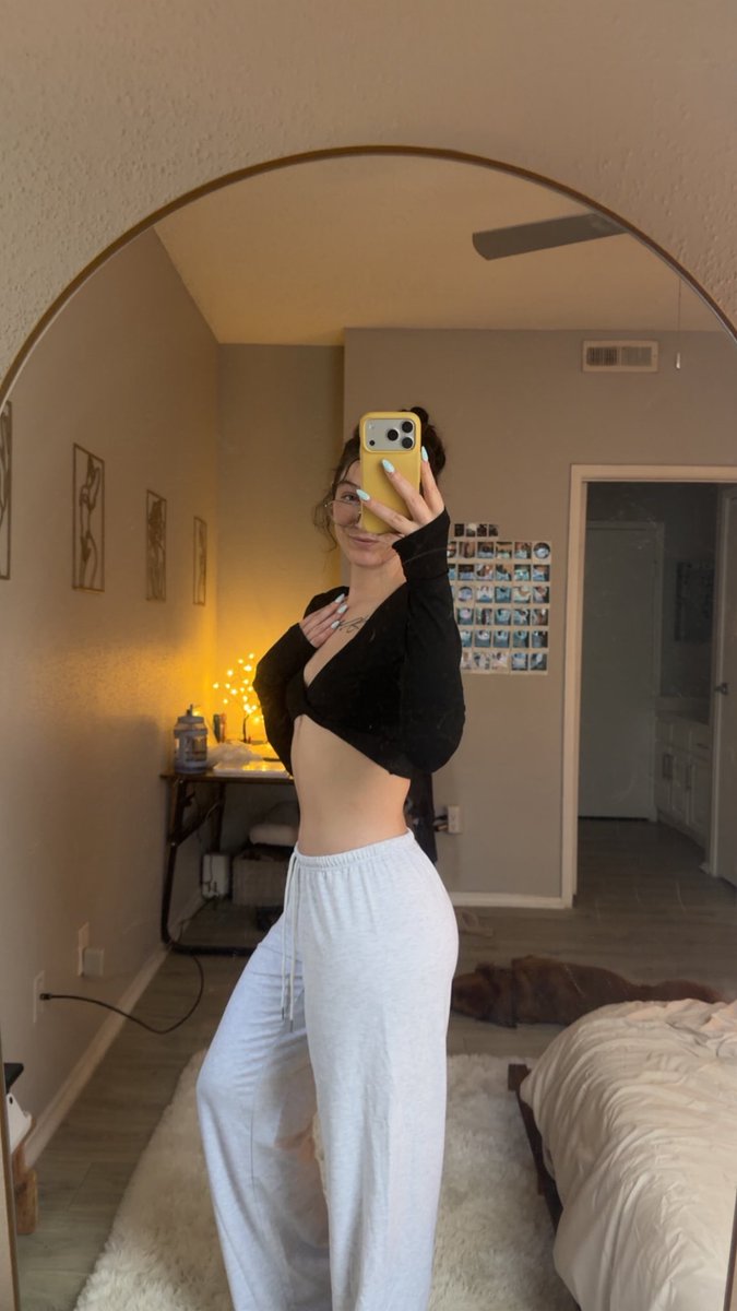 sweetlure89's tweet image. Rest day from the gym 😴

It’s almost the weekend!! Let me know what yall are doin for fun 😋

#lazyday #girlythings #comfyclothes