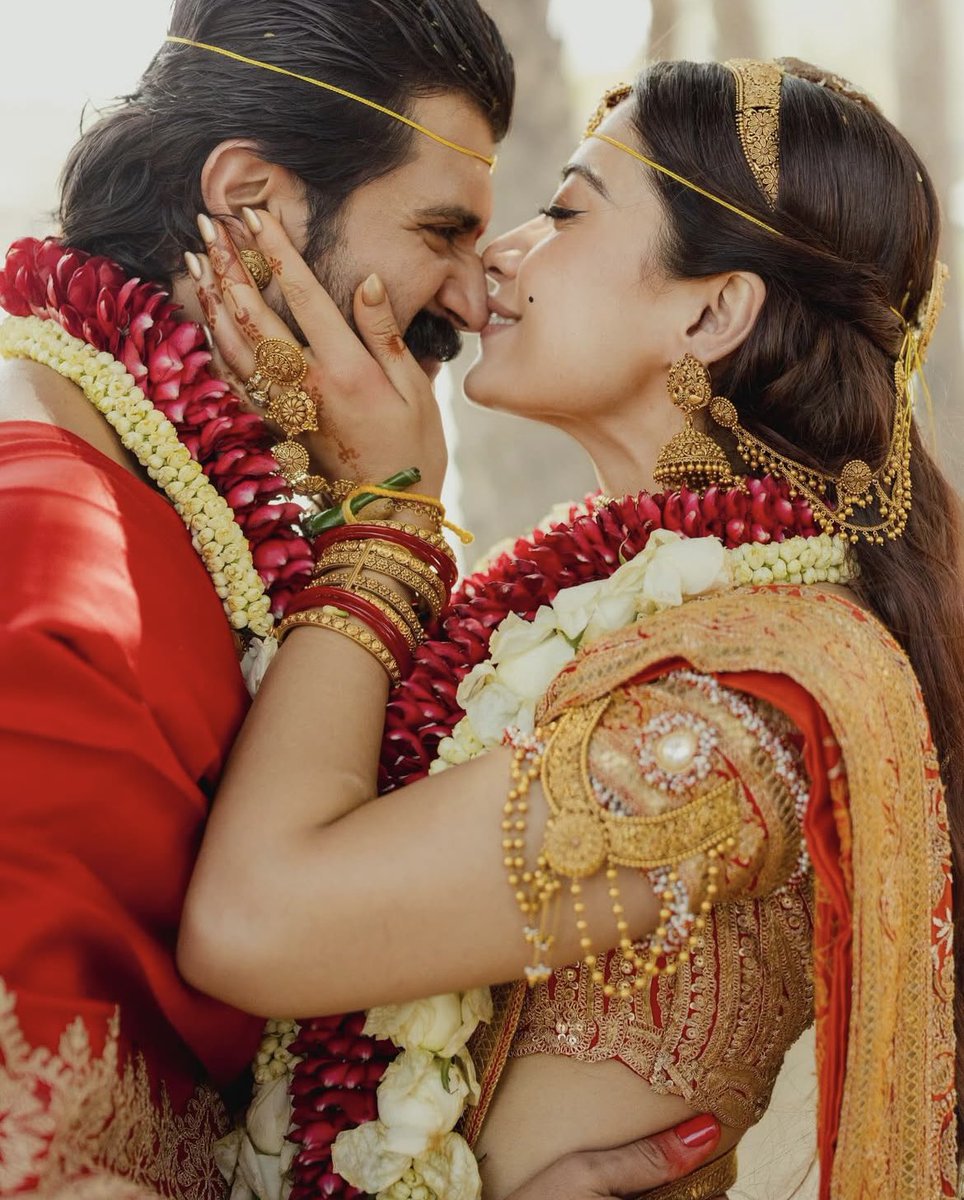 HULKBUS47569394's tweet photo. OH MY HEART😭😭😭❤️❤️❤️
I SHIPPED THEM SINCE GEETA GOVINDAM AND THE WAY I WAS ALWAYS HAPPY WHEN I FIND SAME BACKGROUND IN THEIR PICTURES🥹🫶
MY BIGGEST SHIP EVER GOT MARRIED😭❤️
SHIPPER HEART BEING SO HAPPYY🥹🫶

#Virosh #ViRoshWedding https://t.co/MWRukDb2ke