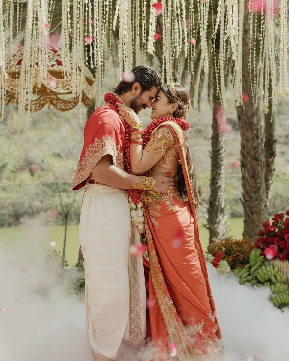 HULKBUS47569394's tweet photo. OH MY HEART😭😭😭❤️❤️❤️
I SHIPPED THEM SINCE GEETA GOVINDAM AND THE WAY I WAS ALWAYS HAPPY WHEN I FIND SAME BACKGROUND IN THEIR PICTURES🥹🫶
MY BIGGEST SHIP EVER GOT MARRIED😭❤️
SHIPPER HEART BEING SO HAPPYY🥹🫶

#Virosh #ViRoshWedding https://t.co/MWRukDb2ke
