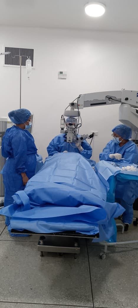 ¡La luz vuelve a Falcón! 👁️✨ En el Centro Oftalmológico "José Alberto Mendoza Ovalles", nuestro equipo quirúrgico devuelve la visión con cirugías de cataratas y pterigión. No hay mayor alegría que ver el mundo de nuevo. 🇨🇺🤝🇻🇪 #CubaCoopera #MisionMilagro #CubaPorLaVida
