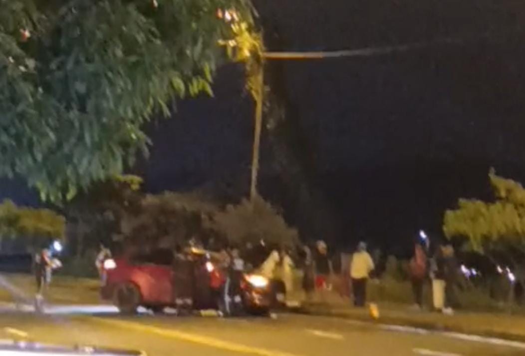 Reportan un hecho violento bajo la modalidad de sicariato
Información preliminar indica dos fallecidos: un adulto y un menor de edad.
Vecinos señalan que hubo una persecución previa y se escucharon múltiples disparos.
Se menciona un vehículo sospechoso: Kia Sportage R gris.