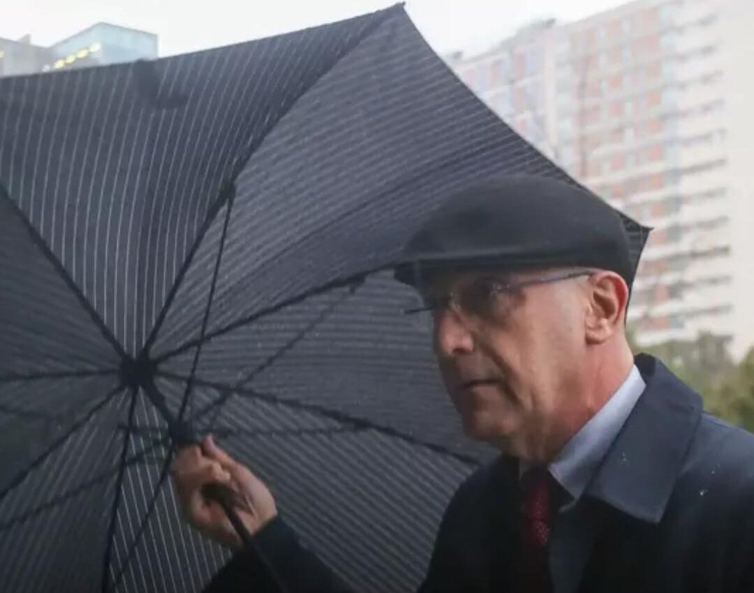 Digam lá que não tem parecenças com o António de Oliveira...