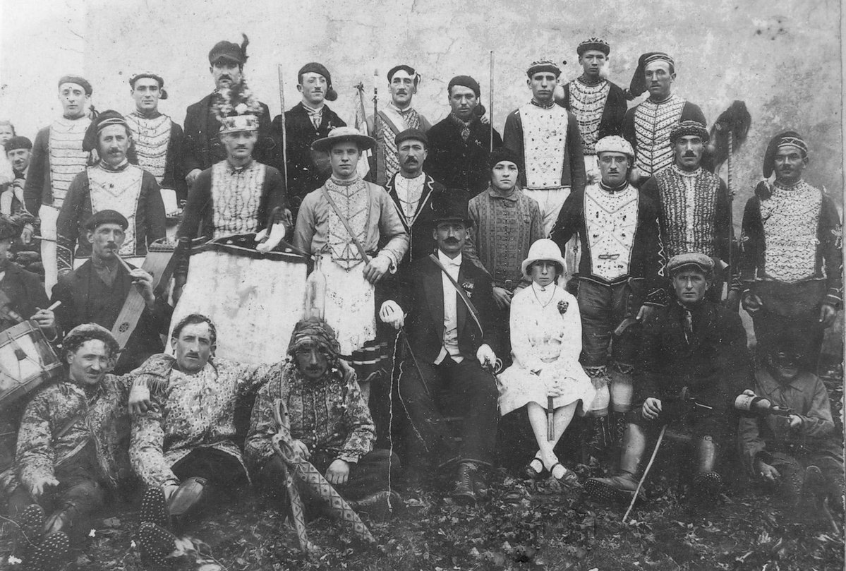 Mendikotako 1921eko maskarada
▶️ labur.eus/ndu1f2dd

<a href="/Gaur_8/">Gaur8</a> astekariak 1921ean Mendikotan eginiko maskaradaren irudi bat bildu du 'Behatxulotik' atalean. Egilea ezezaguna baldin bada ere, Baionako mediatekarena da argazkia.