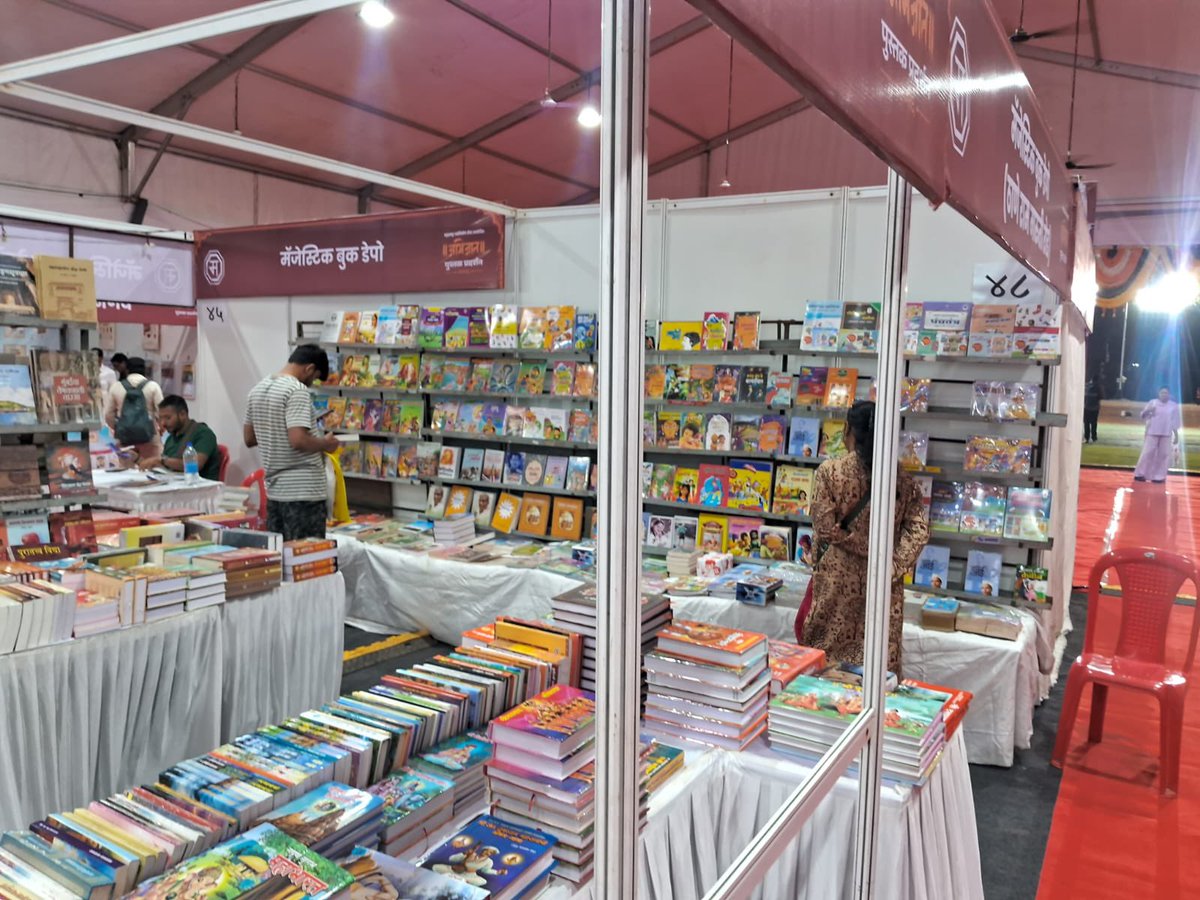 महाराष्ट्र नवनिर्माण सेना गेली अनेक वर्षे मराठी भाषा गौरवदिन अत्यंत उत्साहाने साजरा करत आहे. दरवर्षी नवनवीन आणि वेगळ्या उपक्रमांच्या माध्यमातून हा दिवस महाराष्ट्रभर साजरा केला जातो. मागील वर्षाप्रमाणे यंदाही मुंबईतील छत्रपती शिवाजी महाराज मैदानावर भव्य पुस्तक प्रदर्शनाचे आयोजन