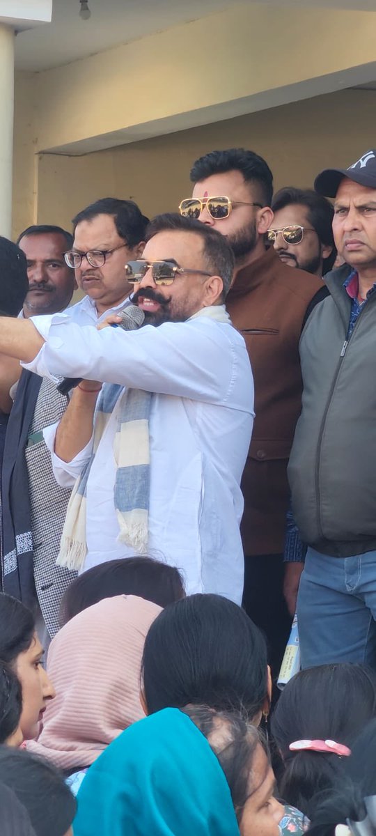 शिक्षक एकता के बुलंद नारों के साथ लाखों लाख शिक्षकों ने समूचे उत्तर प्रदेश में सड़कों पर उतरकर RTE लागू होने से पूर्व नियुक्त शिक्षकों पर थोपी गई TET अनिवार्यता मुद्दे विरोध दर्ज कराया और माननीय प्रधानमंत्री जी को संबोधित ज्ञापन जिलाधिकारियों के माध्यम से भेजा।#NoTetBeforeRteAct