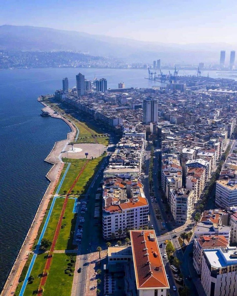 izmirgeyik's tweet photo. Yapay zekaya “İzmir 100 yıl sonra nasıl görünecek” sorusu soruldu ortaya bu görüntü çıktı. https://t.co/p1aKSyxTK7