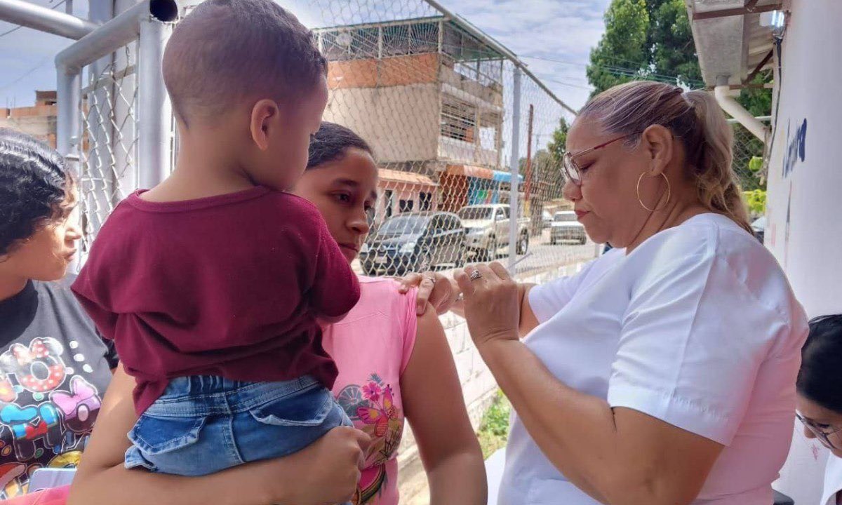 Notitiktok's tweet photo. El Gobierno Bolivariano activó desde el #23Feb la vacunación gratuita en todo el país. No dejes que te piquen: acude ya a tu centro de salud más cercano y protégete.

#salud #fiebreamarilla #venezuela #jornada https://t.co/LBEy5eTOoG