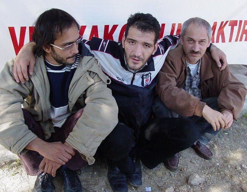 Bilen bilir 
Bilmeyen kendi bilir 
Son holigan OPTİK BAŞKAN ✊