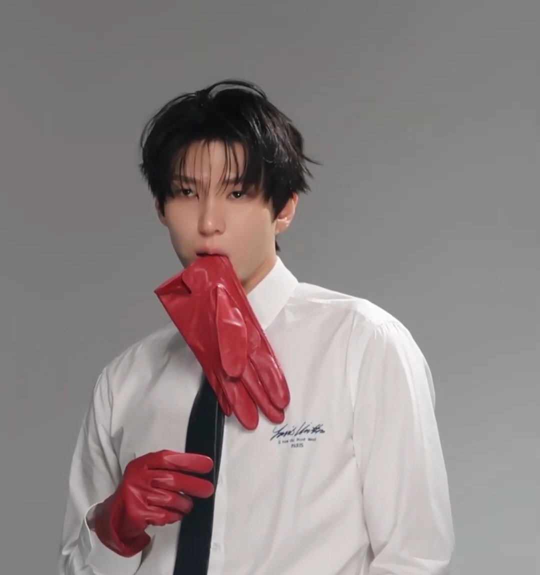 j_taekwoon_s2_'s tweet photo. 더스타 촬영날 포토 디렉이 어떻게 들어갔는진 모르겠지만 줄곧 안광은 매트한데 눈동자 자체는 촉촉해보여서 메마른듯 버석한데 한구석이 처연한 이 무드 진짜 좋으네 이 컨트롤 어케 한거지 단순 몰입으로 이런 게 된다고? 아 택운이가 천재같아 ㅜㅜ... https://t.co/UF79zA5h54