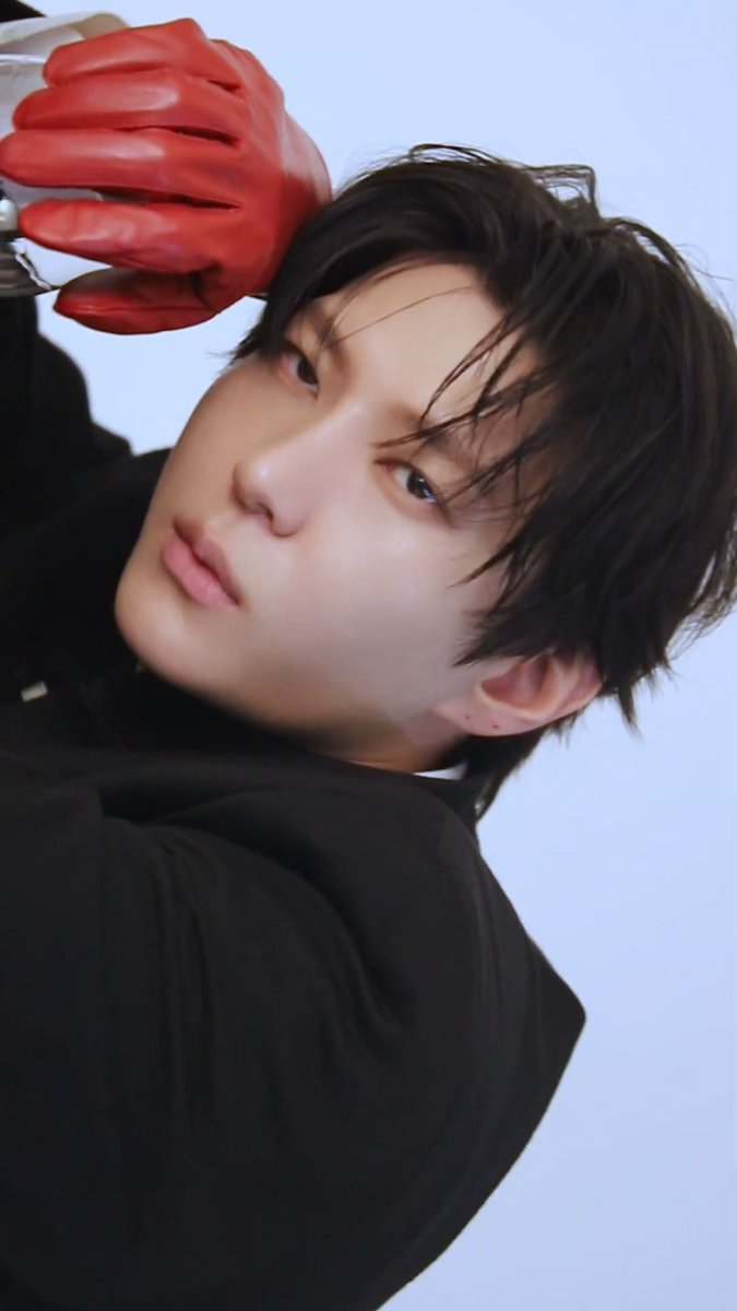 j_taekwoon_s2_'s tweet photo. 더스타 촬영날 포토 디렉이 어떻게 들어갔는진 모르겠지만 줄곧 안광은 매트한데 눈동자 자체는 촉촉해보여서 메마른듯 버석한데 한구석이 처연한 이 무드 진짜 좋으네 이 컨트롤 어케 한거지 단순 몰입으로 이런 게 된다고? 아 택운이가 천재같아 ㅜㅜ... https://t.co/UF79zA5h54