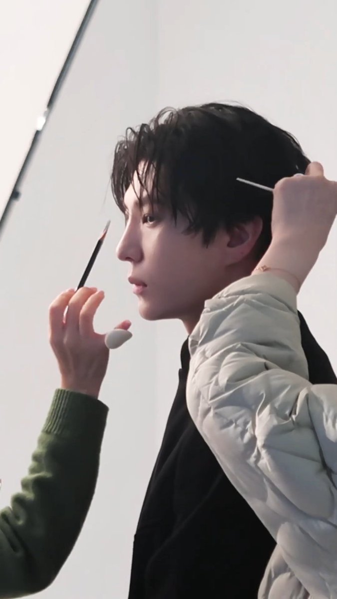 j_taekwoon_s2_'s tweet photo. 더스타 촬영날 포토 디렉이 어떻게 들어갔는진 모르겠지만 줄곧 안광은 매트한데 눈동자 자체는 촉촉해보여서 메마른듯 버석한데 한구석이 처연한 이 무드 진짜 좋으네 이 컨트롤 어케 한거지 단순 몰입으로 이런 게 된다고? 아 택운이가 천재같아 ㅜㅜ... https://t.co/UF79zA5h54