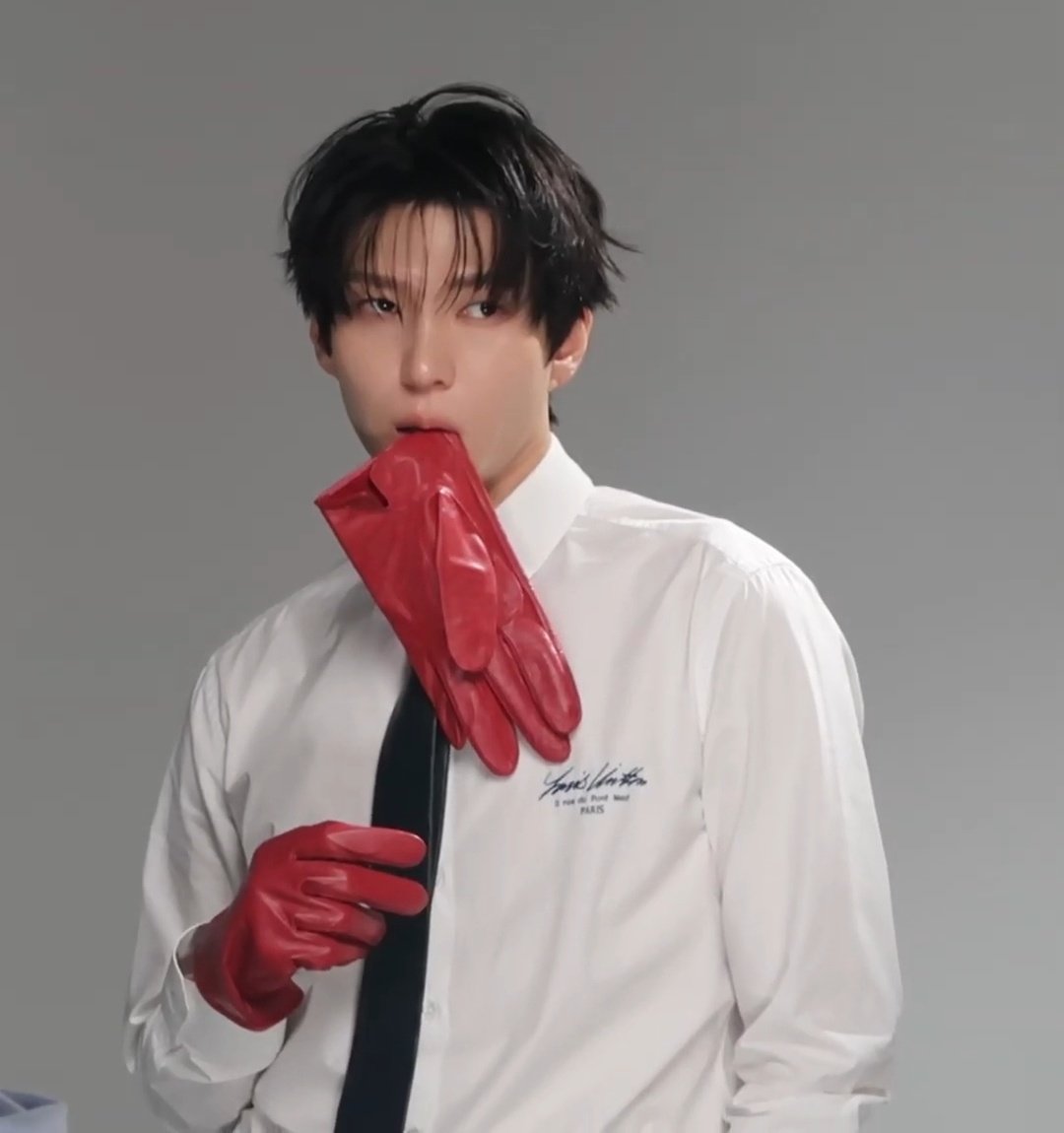 j_taekwoon_s2_'s tweet photo. 더스타 촬영날 포토 디렉이 어떻게 들어갔는진 모르겠지만 줄곧 안광은 매트한데 눈동자 자체는 촉촉해보여서 메마른듯 버석한데 한구석이 처연한 이 무드 진짜 좋으네 이 컨트롤 어케 한거지 단순 몰입으로 이런 게 된다고? 아 택운이가 천재같아 ㅜㅜ... https://t.co/UF79zA5h54