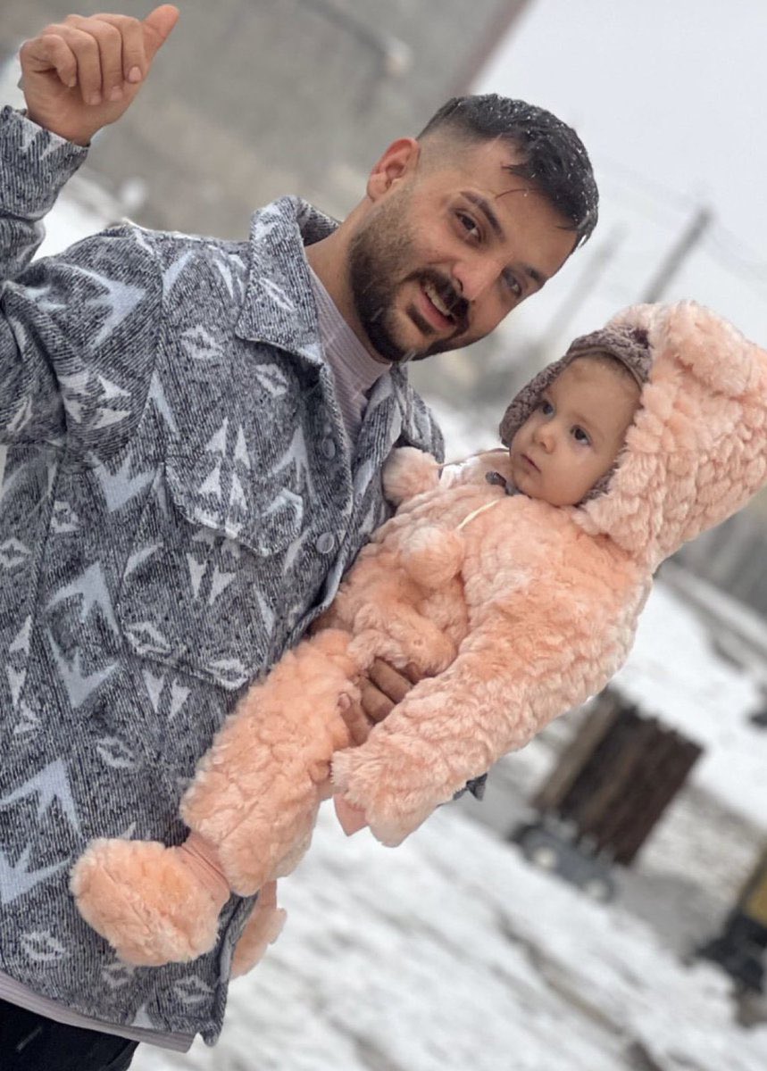 🆘 نزارین بچه بی پدر شه
نزارین تو یه شهر عرزشی بی صدا اعدام شه
فرهادجندقیان اهل کاشان 
جرم آتش زدن ماشین سپاه میخوان اعدامش کنن.
نذارین پدر بچه به این کوچیکی رو اعدام کنن
صدای #فرهاد_جندقیان باشین.