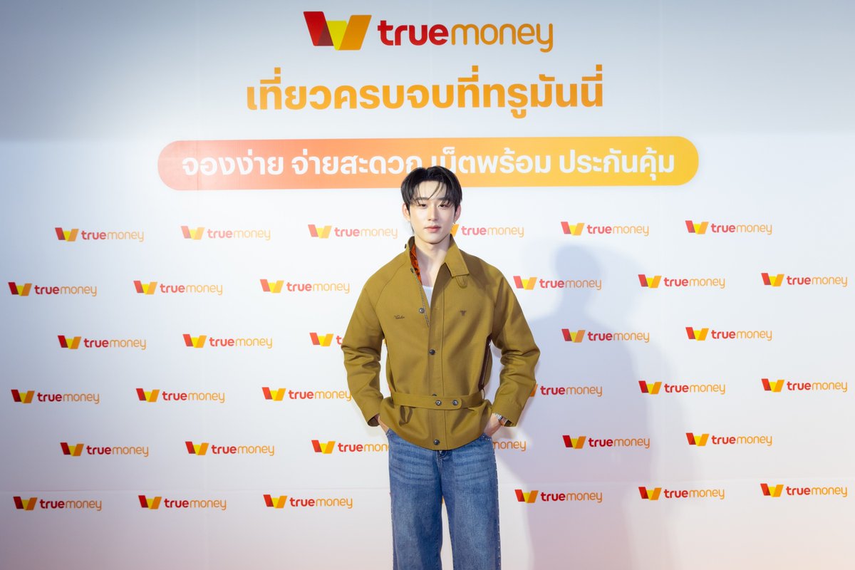 around_ent's tweet photo. “เอส–ศุภ” ชวนแพ็กกระเป๋า! เสิร์ฟความฟินให้กับสายเที่ยว ในงาน “One App, Easy Travel เที่ยวครบจบที่ทรูมันนี่”

EASY TRAVEL WITH EST  
#เที่ยวครบจบที่ทรูมันนี่xEST 
#Est_rvp #TrueMoneyWallet 
#oneappeasytravel #เที่ยวครบจบที่ทรูมันนี่

���่านข่าวเพิ่มเติม
📍https://t.co/69FExYDCiv

อีกหนึ่งช่วงที่เรียกเสียงกรี๊ดไม่แพ้กัน คือโมเมนต์ใกล้ชิดที่เอสลงมาทักทายแฟนคลับอย่างอบอุ่น สมกับตำแหน่งหนุ่มแฟนเซอร์วิ��ขวัญใจมหาชน ปิดท้ายงานด้วยความประทับใจที่ทั้งศิลปินและแฟนคลับต่างเก็บกลับบ้านไปเต็มหัวใจ เรียกได้ว่า งาน “One App, Easy Travel เที่ยวครบจบที่ทรูมันนี่” ครั้งนี้ ไม่เพียงเติมเต็มบรรยากาศสายไลฟ์สไตล์และท่องเที่ยว แต่ยังพาแฟน ๆ ออกเดินทางไปกับเสน่ห์ของ “เอส–ศุภ” แบบครบทุกโมเมนต์ ฟินครบจบที่งานเดียว