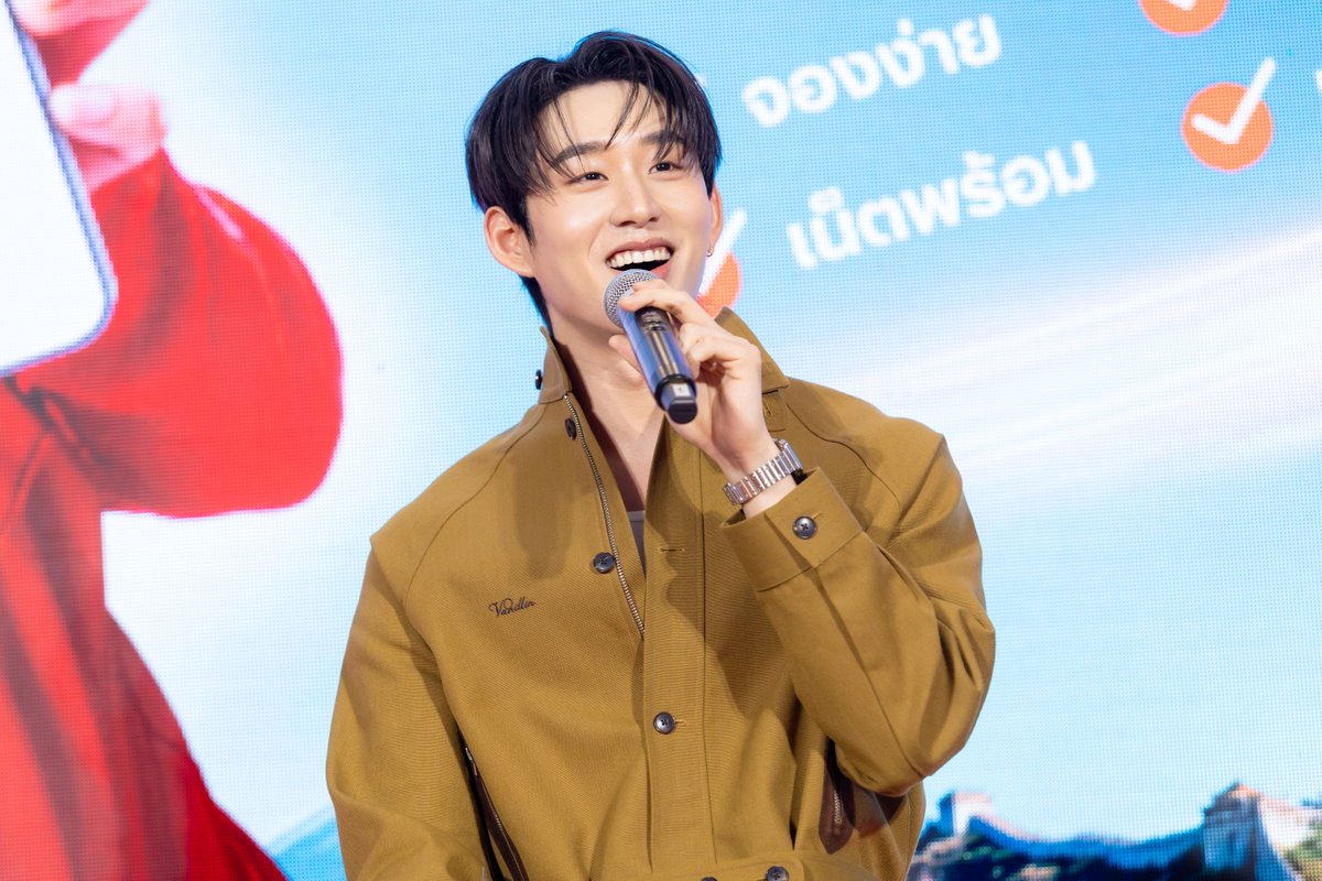 around_ent's tweet photo. “เอส–ศุภ” ชวนแพ็กกระเป๋า! เสิร์ฟความฟินให้กับสายเที่ยว ในงาน “One App, Easy Travel เที่ยวครบจบที่ทรูมันนี่”

EASY TRAVEL WITH EST  
#เที่ยวครบจบที่ทรูมันนี่xEST 
#Est_rvp #TrueMoneyWallet 
#oneappeasytravel #เที่ยวครบจบที่ทรูมันนี่

���่านข่าวเพิ่มเติม
📍https://t.co/69FExYDCiv

อีกหนึ่งช่วงที่เรียกเสียงกรี๊ดไม่แพ้กัน คือโมเมนต์ใกล้ชิดที่เอสลงมาทักทายแฟนคลับอย่างอบอุ่น สมกับตำแหน่งหนุ่มแฟนเซอร์วิ��ขวัญใจมหาชน ปิดท้ายงานด้วยความประทับใจที่ทั้งศิลปินและแฟนคลับต่างเก็บกลับบ้านไปเต็มหัวใจ เรียกได้ว่า งาน “One App, Easy Travel เที่ยวครบจบที่ทรูมันนี่” ครั้งนี้ ไม่เพียงเติมเต็มบรรยากาศสายไลฟ์สไตล์และท่องเที่ยว แต่ยังพาแฟน ๆ ออกเดินทางไปกับเสน่ห์ของ “เอส–ศุภ” แบบครบทุกโมเมนต์ ฟินครบจบที่งานเดียว