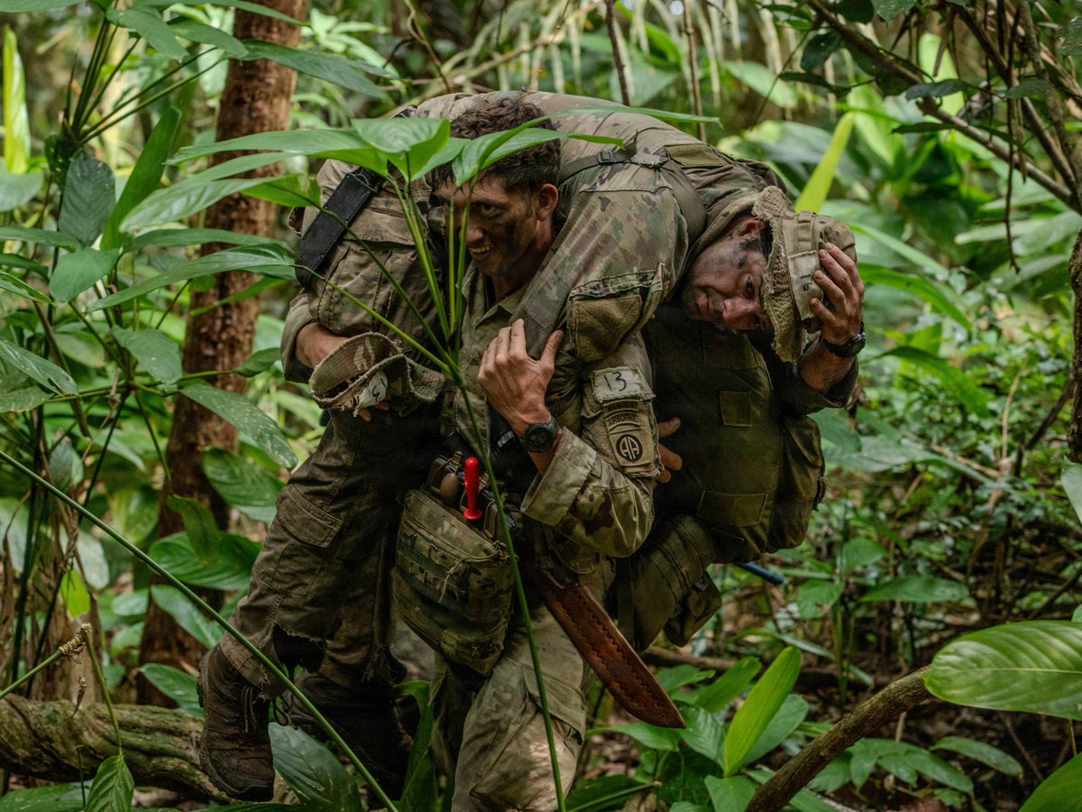 MARFORSOUTH's tweet photo. U.S. service members and Panamanian security partners conduct reconnaissance and medical evacuation training during Jungle Operations Training Course–Panama at Aeronaval Base Cristóbal Colón, Panama, Feb. 19, 2026. #USMC #PartnerForces #Readiness https://t.co/E7nrDyBjTL