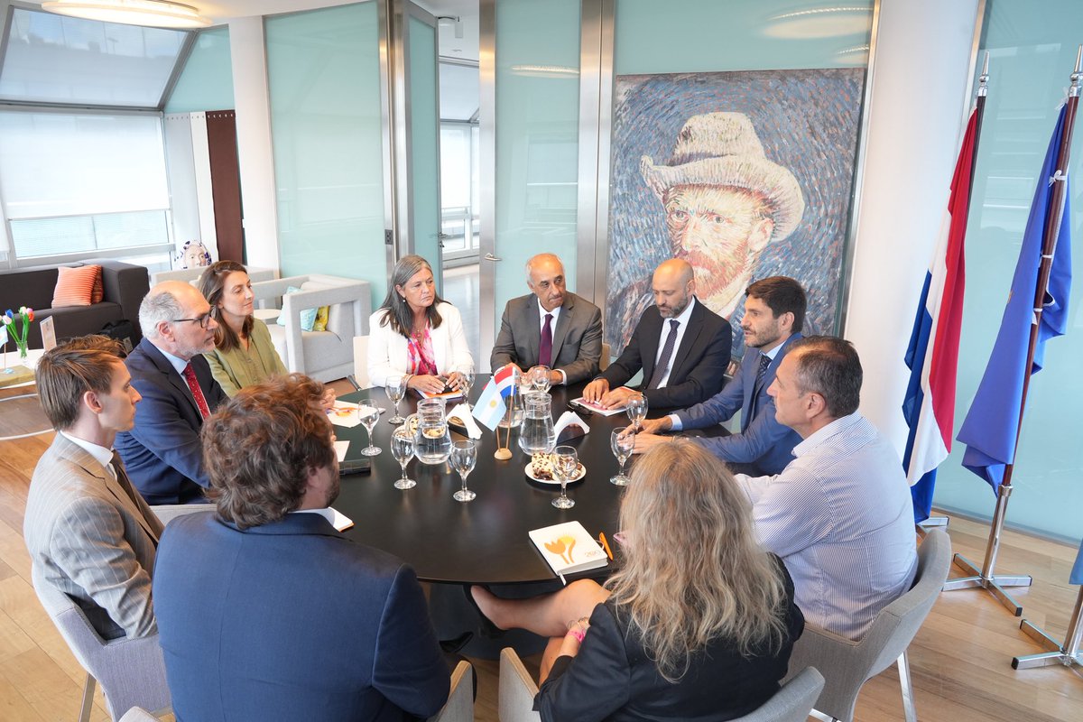Gracias, gobernador <a href="/maxipullaro/">Maximiliano Pullaro</a> y equipo, por visitarnos en <a href="/NLinArgentina/">Embajada Países Bajos en Argentina</a> y intercambiar planes de cooperación futura. 
Santa Fé, con su sólido sector agropecuario y su desarrollo portuario, desempeña un papel clave en las relaciones entre Argentina 🇦🇷 y los Países Bajos 🇳🇱!
