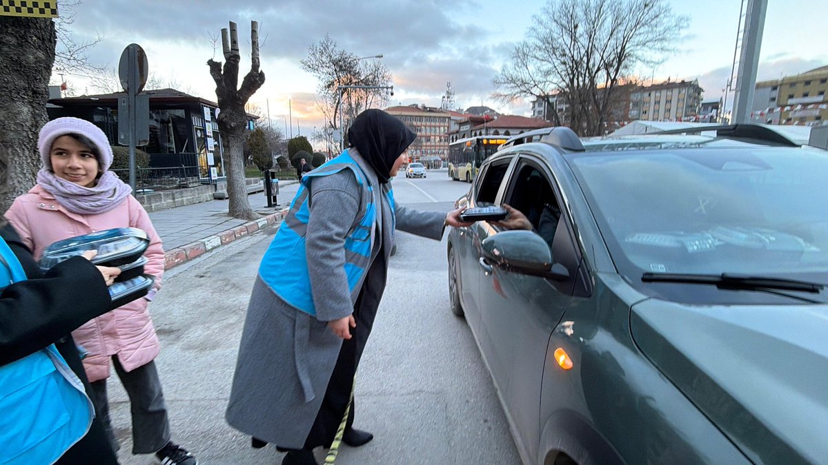 MKYK Üyemiz Tuğba Yavuzer ve kıymetli teşkilat mensuplarımızla birlikte, Afyonkarahisar’ımızın simgesi kalemizin gölgesinde, Zafer Meydanı’nda “İftara 5 Kala” diyerek sahadaydık.

İftara yetişemeyen hemşehrilerimize ikramlıklarımızı ulaştırarak Ramazan’ın bereketini ve