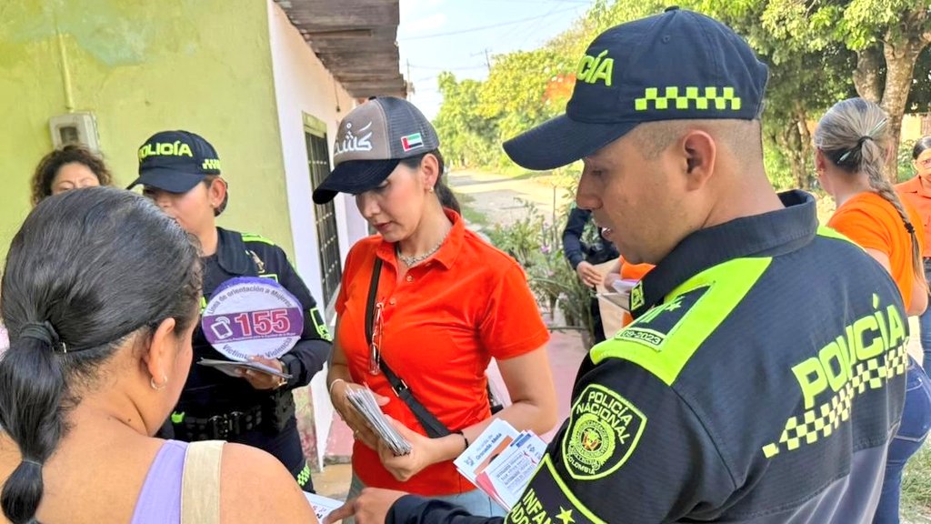 PoliciaMeta's tweet photo. 🧡 En el #DíaNaranja reafirmamos nuestro compromiso en la lucha contra la violencia hacia la mujer.
Con la estrategia #EMFAG fortalecemos la prevención y el acompañamiento para proteger a mujeres, niñas y adolescentes.
#Línea155
#YoTeCuidoMujer 🌷 https://t.co/85m5KOrR40